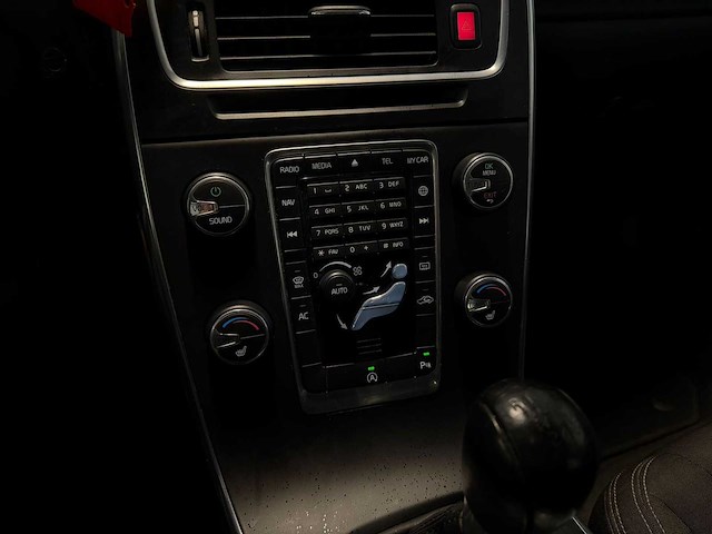 Volvo - v60 - 1.6 t3 momentum 2014 pd-110-t iaw - afbeelding 9 van  24