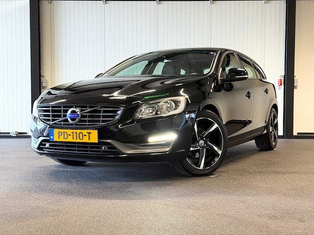Volvo - v60 - 1.6 t3 momentum 2014 pd-110-t iaw - afbeelding 1 van  24