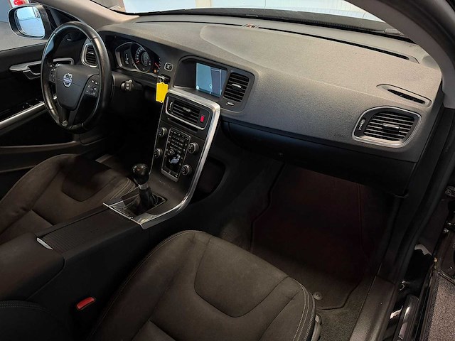 Volvo - v60 - 1.6 t3 momentum 2014 pd-110-t iaw - afbeelding 9 van  16