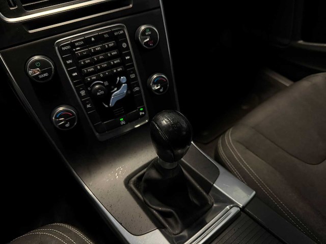 Volvo - v60 - 1.6 t3 momentum 2014 pd-110-t iaw - afbeelding 3 van  16