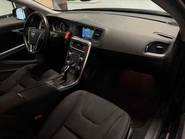 Volvo - v60 - 2.0 d3 - car - 2014|sh-661-p|iaw - afbeelding 8 van  24