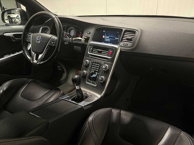 Volvo - v60 - 2.0 d3 - car - 2015|zf-469-f|iaw - afbeelding 26 van  28