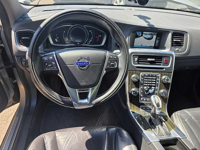 Volvo - v60 plug in hybrid - d6 awd plugin-hybrid summum - 2013 - personenauto - 9-kkx-46 - afbeelding 2 van  19