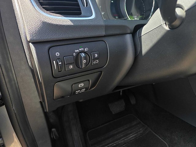 Volvo - v60 plug in hybrid - d6 awd plugin-hybrid summum - 2013 - personenauto - 9-kkx-46 - afbeelding 7 van  19