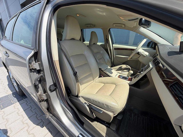 Volvo - v70 - 2.4 d5 summum - personenauto - 2008 - afbeelding 15 van  26