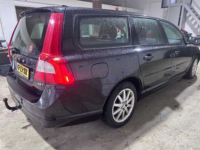 Volvo - v70 - 2.5 turbo momentum - 47-zj-xr- 2008 - afbeelding 13 van  17