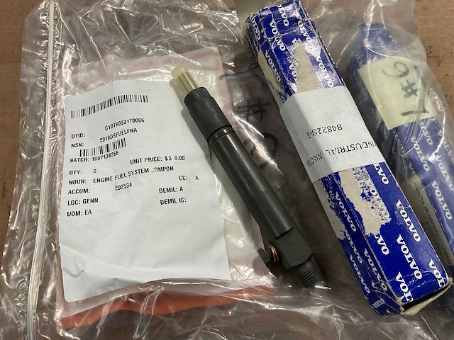 Volvo 848228 engine fuel system component (2x) - afbeelding 2 van  2