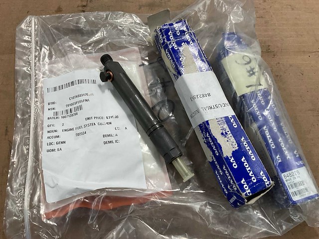 Volvo 848228 engine fuel system component (2x) - afbeelding 1 van  2