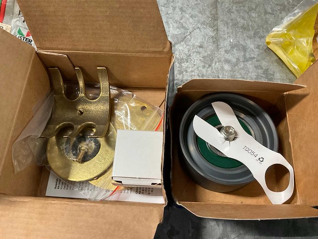 Volvo different parts (2x) - afbeelding 1 van  2