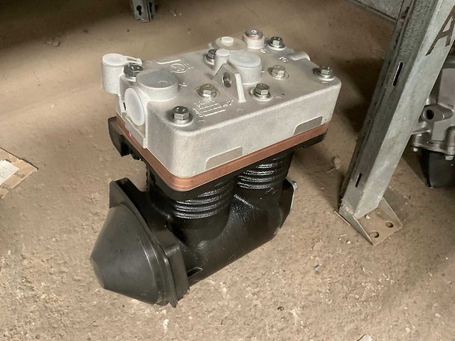 Volvo luchtremcompressor - afbeelding 1 van  3
