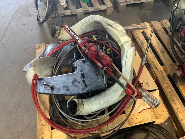 Volvo penta aq175a binnenboordmotor met staartstuk - afbeelding 2 van  7