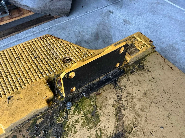 Volvo r168 contragewichten - afbeelding 8 van  10
