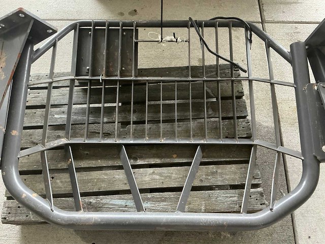 Volvo radiator gril beschermer - afbeelding 8 van  9