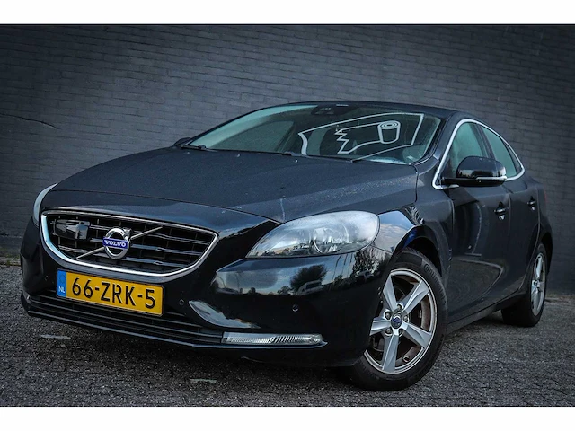 Volvo v40 1.6 d2 momentum*, 66-zrk-5 - afbeelding 1 van  17