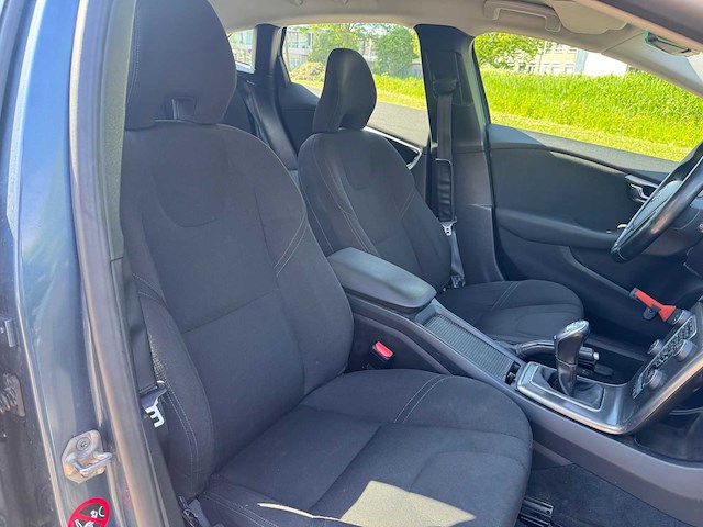 Volvo v40 1.6 t3 kinetic; 9-sjr-26 - afbeelding 13 van  16