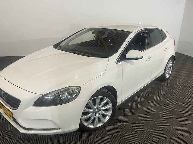 Volvo v40 1.6 t3 momentum, 13-zrn-6 - afbeelding 1 van  19