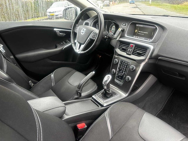 Volvo v40 1.6 t3 summum; 4-tvb-94 - afbeelding 17 van  19