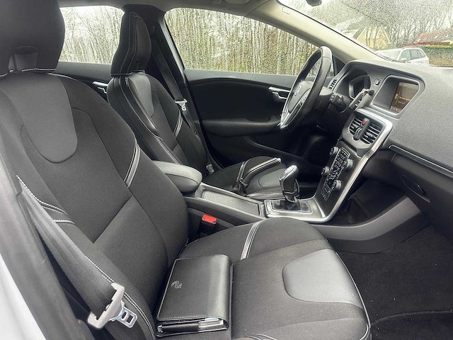 Volvo v40 1.6 t3 summum; 4-tvb-94 - afbeelding 19 van  20