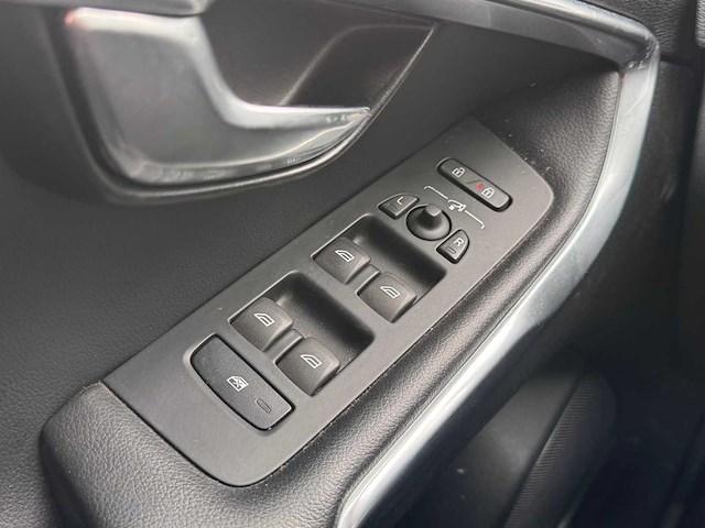 Volvo v40 2.0 d4 summum business, 8-zbx-41 - afbeelding 8 van  17