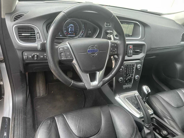 Volvo v40 2.0 t3 summum* n-132-xj - afbeelding 2 van  17