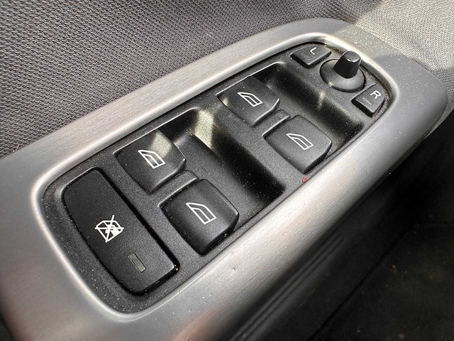 Volvo v50 1.8 elite, 67-rj-vz - afbeelding 2 van  11