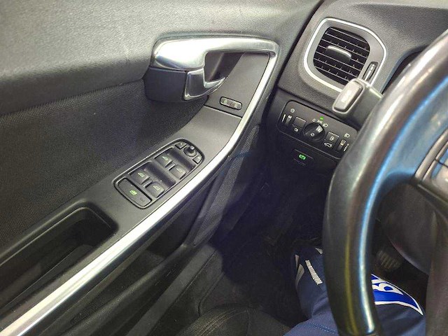 Volvo v60 1.6 t3 kinetic ; 35-sbs-9 - afbeelding 1 van  10