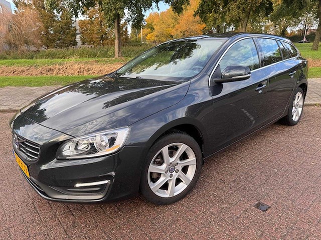 Volvo v60 1.6 t3 momentum , ; 6-tph-39 - afbeelding 1 van  15
