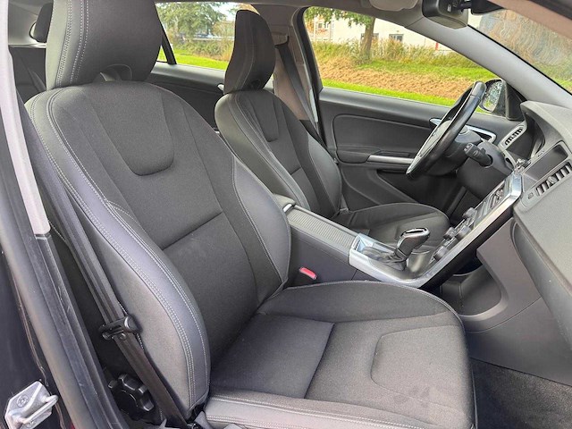 Volvo v60 1.6 t3 momentum,* 6-tph-39 - afbeelding 12 van  15