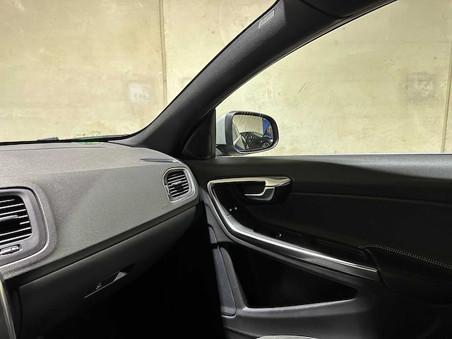 Volvo v60 1.6 t3 r-design 150pk 2015, 5-ztk-58 - afbeelding 28 van  39