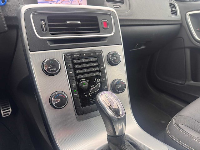 Volvo v60 1.6 t3 r-design automaat, ; 2-kbp-03 - afbeelding 3 van  15