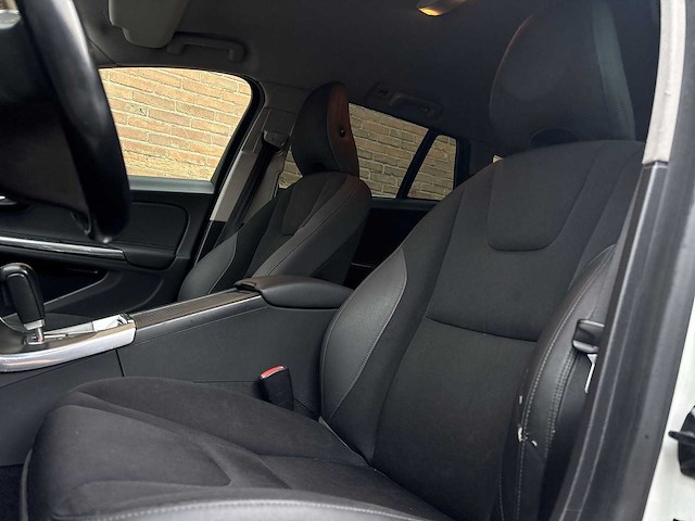Volvo v60 1.6 t4 momentum | jk-137-j - afbeelding 24 van  28