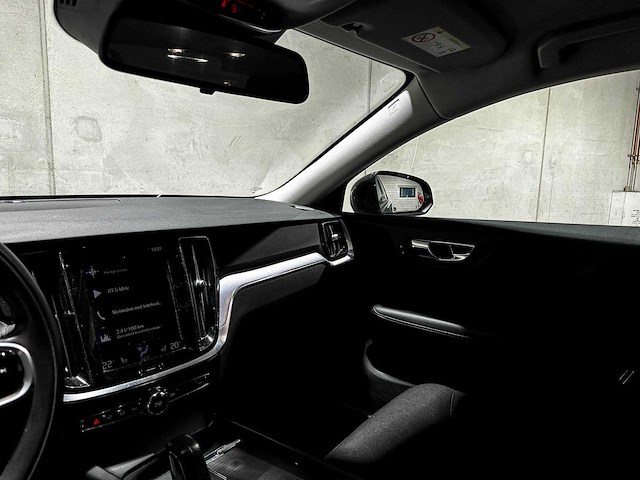 Volvo v60 2.0 b3 momentum advantage 163pk 2020 (origineel-nl+1e eigenaar), k-370-bf - afbeelding 10 van  27