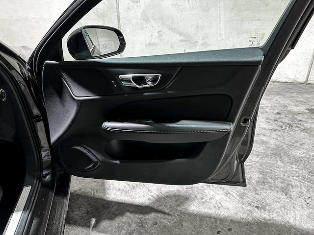 Volvo v60 2.0 b3 momentum advantage 163pk 2020 (origineel-nl+1e eigenaar), k-370-bf - afbeelding 29 van  38