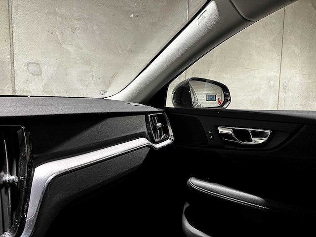 Volvo v60 2.0 b3 momentum advantage 163pk 2020 (origineel-nl+1e eigenaar), k-370-bf - afbeelding 18 van  31