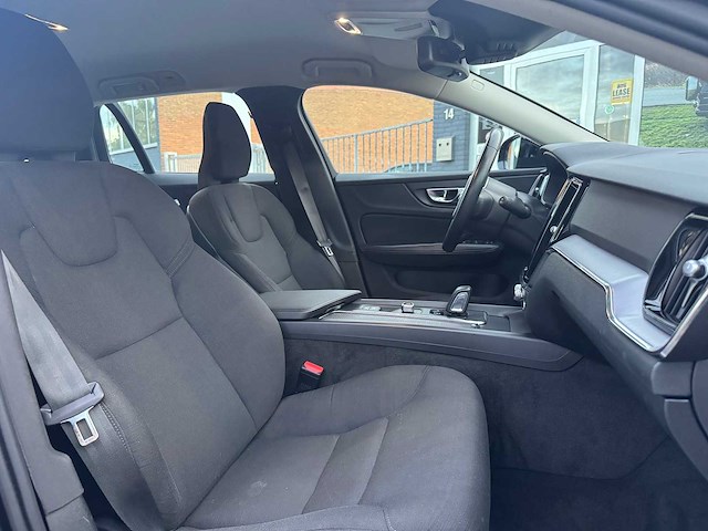 Volvo v60 2.0 b3 momentum advantage | k-277-dk - afbeelding 29 van  35