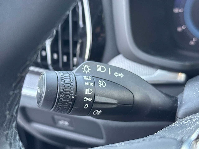 Volvo v60 2.0 b3 plus dark | s-019-tk - afbeelding 18 van  33