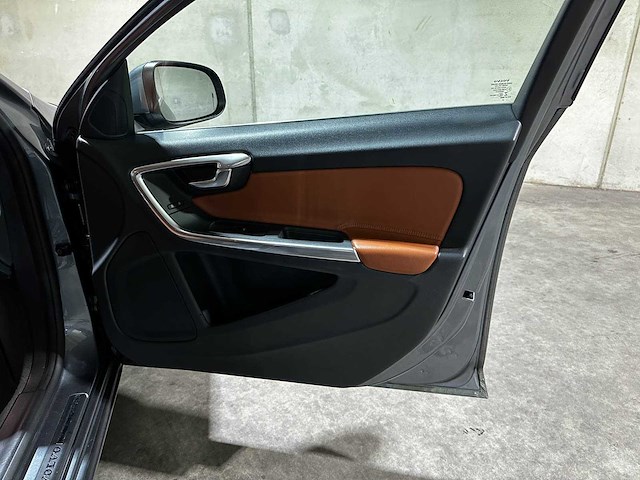 Volvo v60 2.0 d2 nordic+ 120pk 2017 (origineel-nl + 1e eigenaar), pr-131-k - afbeelding 31 van  41