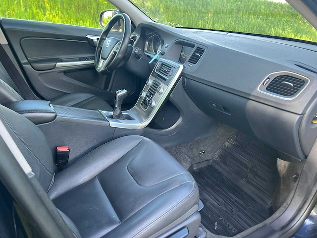 Volvo v60 2.0 t4 kinetic ; st-311-n - afbeelding 6 van  10