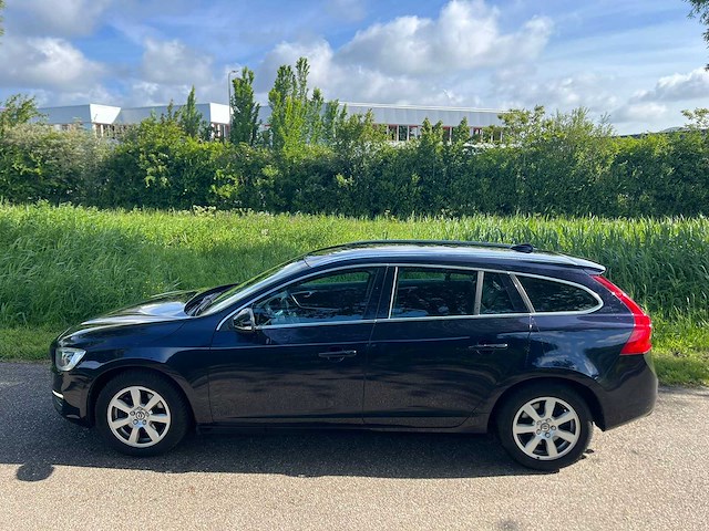Volvo v60 2.0 t4 kinetic ; st-311-n - afbeelding 7 van  10