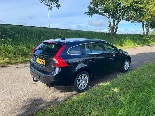 Volvo v60 2.0 t4 kinetic ; st-311-n - afbeelding 9 van  10
