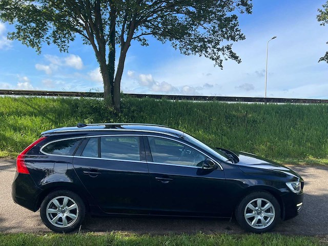 Volvo v60 2.0 t4 kinetic ; st-311-n - afbeelding 10 van  10