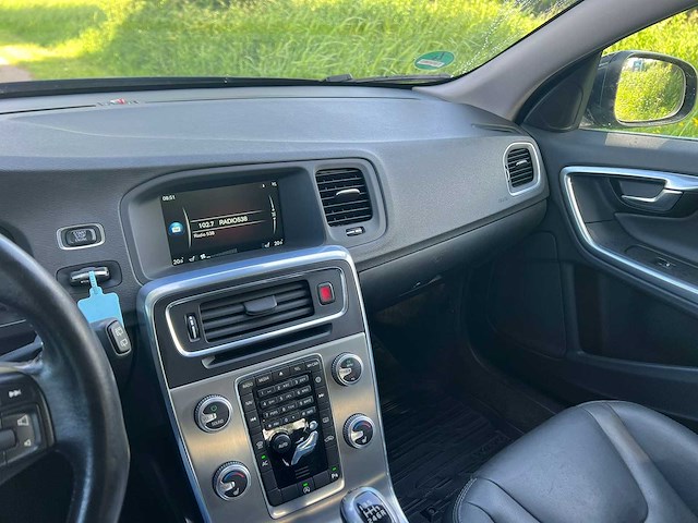 Volvo v60 2.0 t4 kinetic ; st-311-n - afbeelding 16 van  27