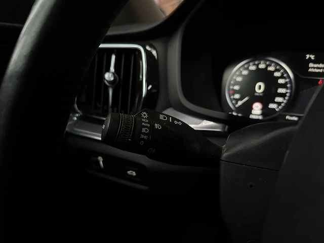 Volvo v60 2.0 t4 momentum proline 188pk 2019 (original-nl), zp-740-l - afbeelding 18 van  49