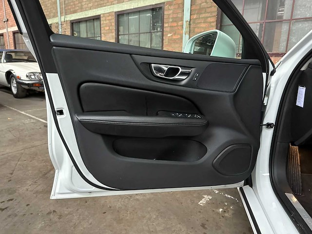Volvo v60 2.0 t6 recharge awd inscription expression 253pk 2021 (origineel-nl + 1e eigenaar), n-828-hz - afbeelding 23 van  45