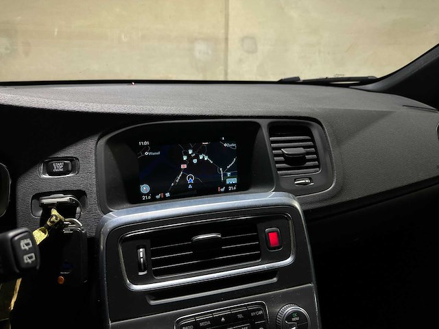 Volvo v60 2.4 d5 twin engine special edition 163pk 2015, nh-759-l - afbeelding 17 van  40