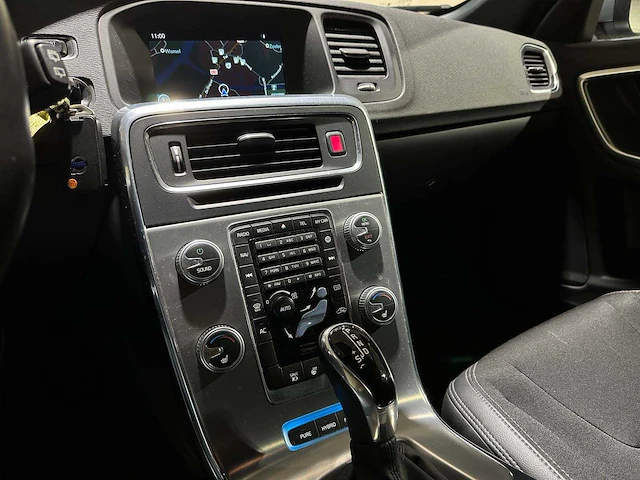 Volvo v60 2.4 d5 twin engine special edition 163pk 2015, nh-759-l - afbeelding 19 van  40