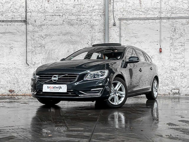 Volvo v60 2.4 d6 awd pl.i sum. 215pk 2014, 3-tld-47 - afbeelding 1 van  43