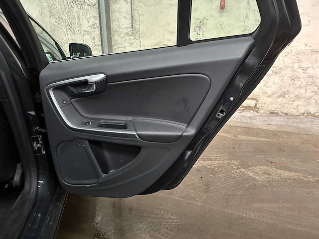 Volvo v60 2.4 d6 awd pl.i sum. 215pk 2014, 3-tld-47 - afbeelding 30 van  43