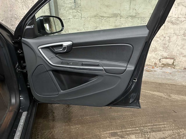 Volvo v60 2.4 d6 awd pl.i sum. 215pk 2014, 3-tld-47 - afbeelding 32 van  43