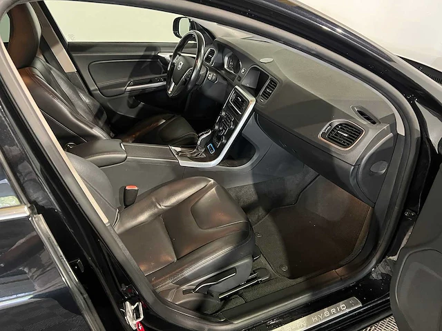 Volvo v60 2.4 d6 awd pl.i summum, 1-svv-54 - afbeelding 16 van  19